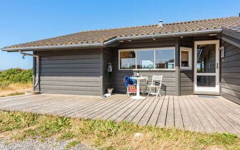 Rink - 150M from the Sea: Casa, Barrio Residencial, Casa, Cabaña, Techo, El Terreno Del Lote, Vía Muerta, Jardín, Inmuebles, Césped