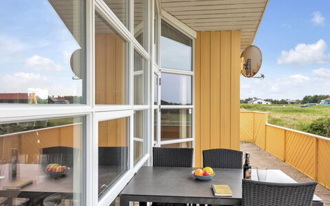 Ritte - 200M from the Sea: Madera, Casa, Porche, Cubierta, Madera Dura, Techo, Manchas De Madera, Suelos De Madera, Eco Hotel
