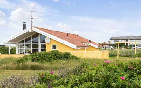 Ritte - 200M from the Sea: Madera, Casa, Porche, Cubierta, Madera Dura, Techo, Manchas De Madera, Suelos De Madera, Eco Hotel
