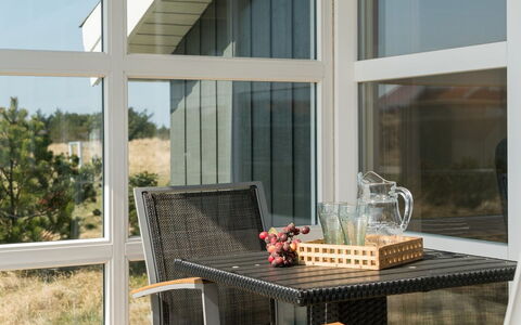 Riste - 450M from the Sea: Mueble, Silla, Vaso, Mueble Para Exteriores, Maceta, Sombra, Balcón, Planta De Casa, Patio, Manchas De Madera