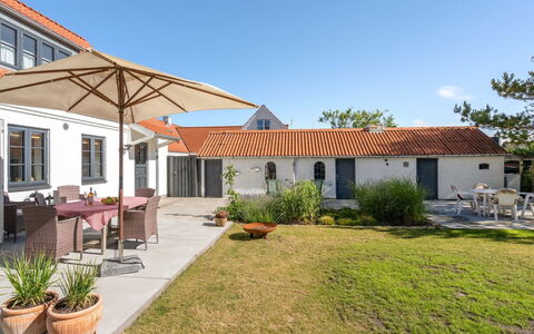 Shiva - 300M from the Sea: Techo, Casa, Puerta, Cabaña, Sombra, Vía Muerta, Yarda, Inmuebles, Patio Interior