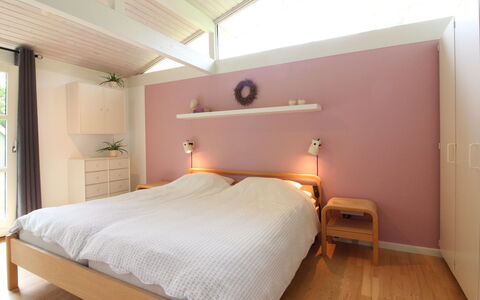 Seraphina - 2Km from the Sea: Mueble, Cama, Habitación, Diseño De Interiores, Pared, Lecho, Suelo, Madera, Sábana, Techo
