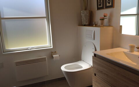 Seraphina - 2Km from the Sea: Asiento Del Baño, Baño, Arreglo De Tubería, Pared, Piso, Baño, Suelo, Diseño De Interiores, Plomería, Habitación