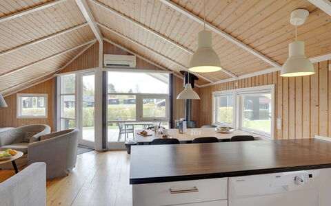 Frimanda - 200M from the Sea: Piso, Pared, Suelo, Diseño De Interiores, Madera, Techo, Suelos De Madera, Encendiendo, Mueble, Suelo Laminado