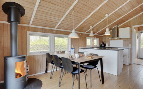 Frimanda - 200M from the Sea: Piso, Pared, Suelo, Diseño De Interiores, Madera, Techo, Suelos De Madera, Encendiendo, Mueble, Suelo Laminado