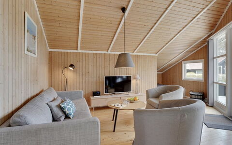 Frimanda - 200M from the Sea: Piso, Pared, Suelo, Diseño De Interiores, Madera, Techo, Suelos De Madera, Encendiendo, Mueble, Suelo Laminado