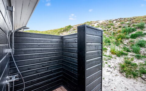 Jamie - 200M from the Sea: Techo, Piso, Diseño De Interiores, Suelo, Material Compuesto, Mueble, Recurso, Hotel, Diseño, La Luz Del Día