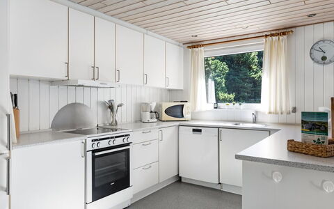 Maija - 1.4Km from the Sea: Cocina, Mostrador, Aparato De Cocina, Diseño De Interiores, Piso, Techo, Electrodoméstico, Gabinetes, Casa, Electrodoméstico