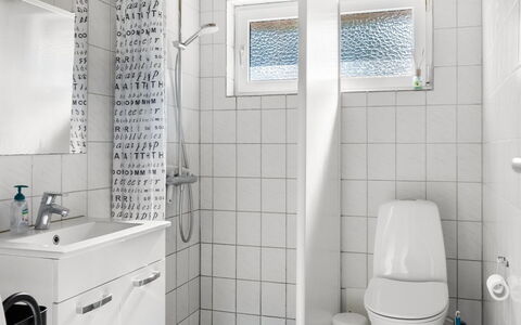 Maija - 1.4Km from the Sea: Baño, Arreglo De Tubería, Diseño De Interiores, Lavabo, Piso, Baño, Suelo, Lavabo Del Baño, Grifo, Plomería