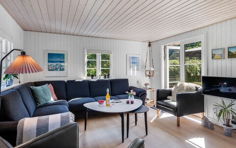 Soleil - 300M from the Sea: Madera, Casa, Casa, Diseño De Interiores, Mueble, Sala, Cabaña, Techo, Sofá