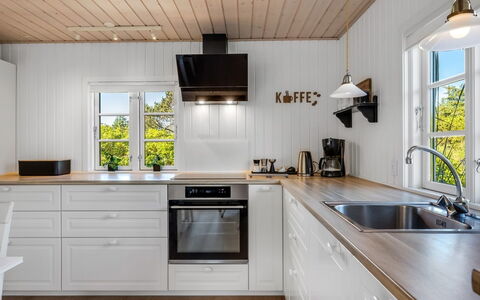 Soleil - 300M from the Sea: Cocina, Piso, Mostrador, Madera, Diseño De Interiores, Aparato De Cocina, Gabinetes, Suelo, Techo, Suelos De Madera