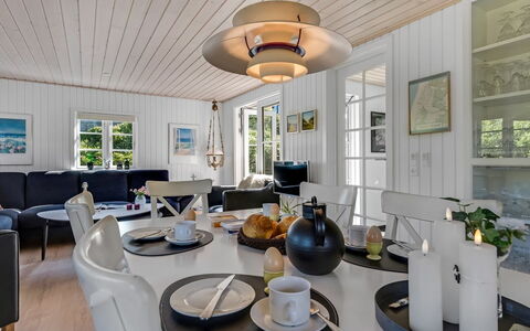 Soleil - 300M from the Sea: Casa, Diseño De Interiores, Mueble, Techo, Silla, Cabaña, Lámpara, Cocina Y Comedor Mesa, Sala, Madera Dura
