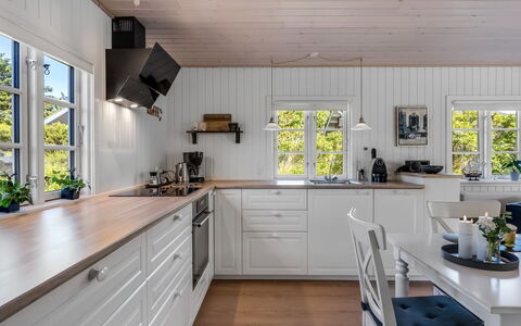 Soleil - 300M from the Sea: Madera, Piso, Cocina, Diseño De Interiores, Mostrador, Casa, Suelo, Gabinetes, Suelos De Madera, Mueble
