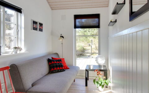 Soleil - 300M from the Sea: Mueble, Piso, Madera, Diseño De Interiores, Suelo, Techo, Casa, Encendiendo, Sala, Habitación