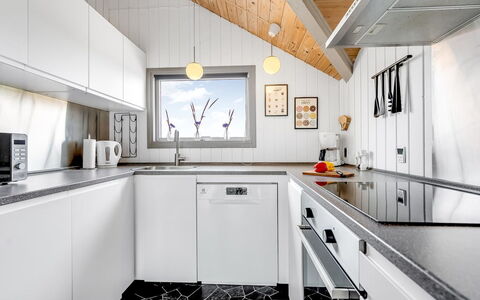 Valia - 400M to the Fjord: Cocina, Mostrador, Techo, Aparato De Cocina, Diseño De Interiores, Electrodoméstico, Casa, Piso, Electrodoméstico, Lámpara