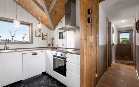 Valia - 400M to the Fjord: Madera, Techo, Cocina, Diseño De Interiores, Casa, Piso, Mueble, Mostrador, Lámpara, Madera Dura