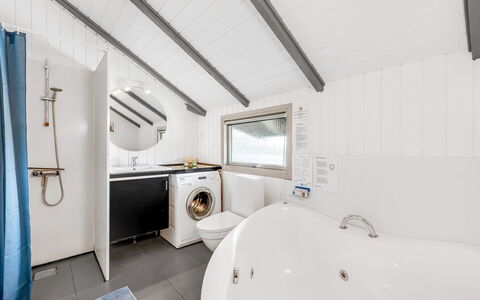 Valia - 400M to the Fjord: Arreglo De Tubería, Techo, Suelo, Piso, Diseño De Interiores, Casa, Plomería, Grifo, Baño, Bañera
