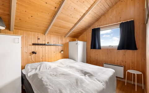 Valia - 400M to the Fjord: Madera, Habitación, Techo, Casa, Cama, Marco De La Cama, Manchas De Madera, Lecho, Madera Dura, Sábana