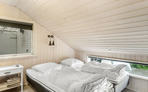 Aksinja - 250M to the Fjord: Madera, Techo, Diseño De Interiores, Habitación, Cama, Suelo, Habitación, Mueble, Piso, Casa