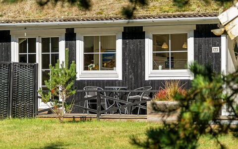 Eimi - 1.5Km from the Sea: Techo, Casa, Puerta, Cabaña, Sombra, Vía Muerta, Yarda, Inmuebles, Patio Interior