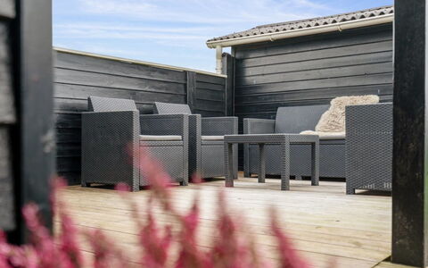 Dyri - 75M from the Sea: Madera, Techo, Arquitectura, Casa, Casa, Cabaña, Vía Muerta, Madera Dura, Pendiente, Inmuebles