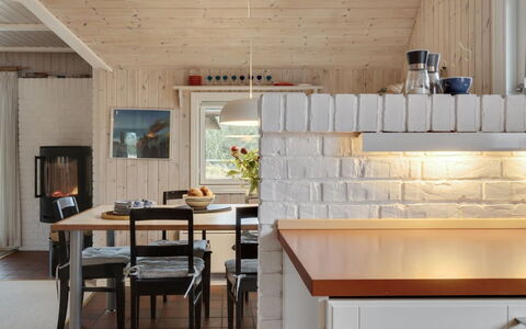 Annli - 1.5Km from the Sea: Mueble, Piso, Diseño De Interiores, Madera, Cocina, Suelo, Lámpara, Mostrador, Techo, Encendiendo