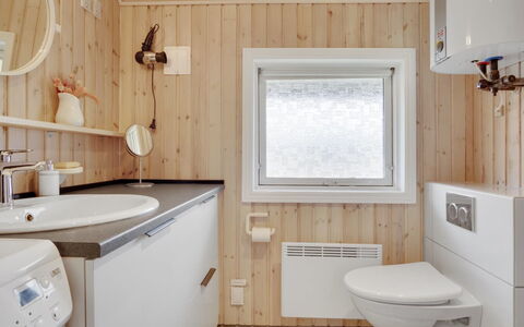 Annli - 1.5Km from the Sea: Pared, Madera, Arreglo De Tubería, Piso, Suelo, Lavabo, Diseño De Interiores, Baño, Grifo, Plomería