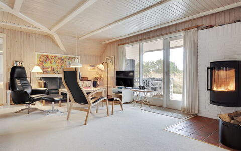 Annli - 1.5Km from the Sea: Diseño De Interiores, Mueble, Piso, Madera, Techo, Suelo, Sala, Habitación, Silla, Casa
