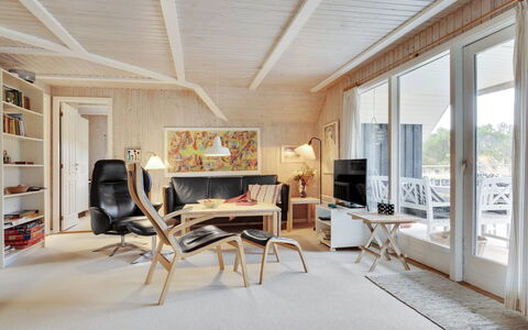 Annli - 1.5Km from the Sea: Madera, Diseño De Interiores, Mueble, Techo, Piso, Suelo, Suelos De Madera, Silla, Casa, Sala