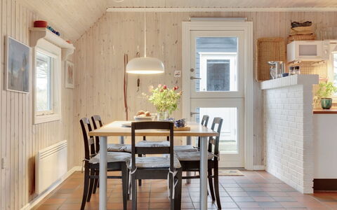 Annli - 1.5Km from the Sea: Mueble, Diseño De Interiores, Piso, Pared, Suelo, Madera, Lámpara, Techo, Comedor, Cocina Y Comedor Mesa