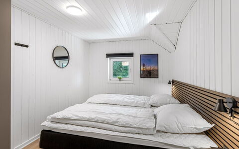Sylvi - 1.7Km from the Sea: Madera, Techo, Habitación, Diseño De Interiores, Piso, Cama, Suelo, Lecho, Marco De La Cama, Sábana