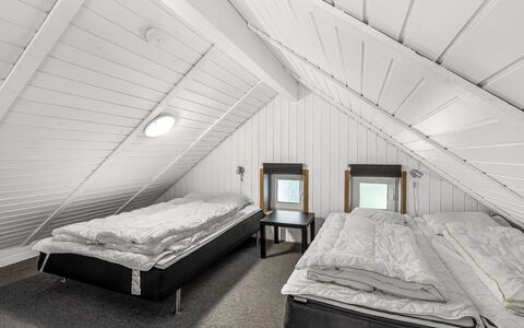 Sylvi - 1.7Km from the Sea: Madera, Habitación, Techo, Suelo, Diseño De Interiores, Casa, Cama, Lecho, Sábana, Marco De La Cama