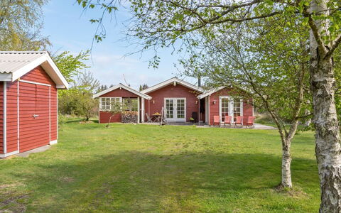 Ansberga - 1Km from the Sea: Cabaña, El Terreno Del Lote, Casa, Área Rural, Césped, Inmuebles, Yarda, Jardín, Casa De Campo, Edificios Del Jardín