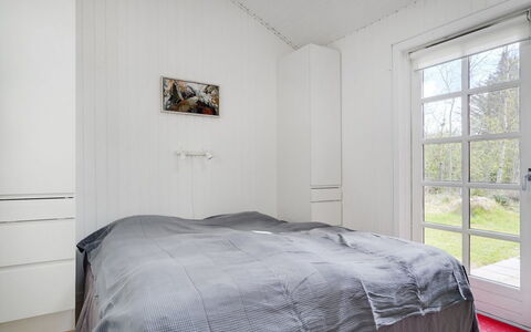 Ansberga - 1Km from the Sea: Cama, Habitación, Sábana, Madera, Lecho, Diseño De Interiores, Suelo, Piso, Techo, Mueble