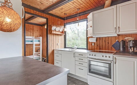 Maini - 600M from the Sea: Cocina, Madera, Techo, Diseño De Interiores, Mostrador, Aparato De Cocina, Piso, Gabinetes, Mueble, Estufa De Cocina