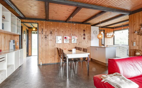 Maini - 600M from the Sea: Madera, Techo, Piso, Diseño De Interiores, Suelo, Habitación, Puerta, Manchas De Madera, Sala, Suelos De Madera