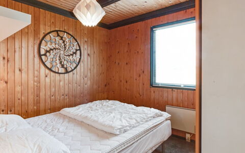 Maini - 600M from the Sea: Habitación, Madera, Cama, Sábana, Techo, Suelo, Diseño De Interiores, Lecho, Piso, Marco De La Cama