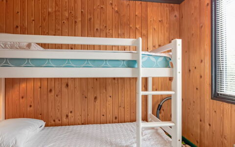 Maini - 600M from the Sea: Litera, Habitación, Cama, Madera, Diseño De Interiores, Suelo, Piso, Lecho, Sábana, Techo