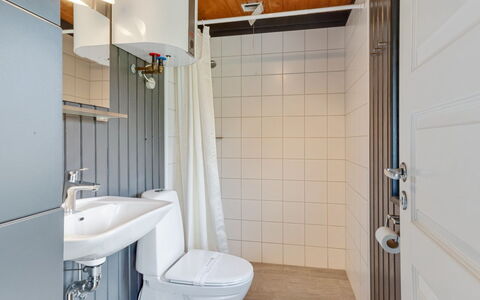 Maini - 600M from the Sea: Arreglo De Tubería, Baño, Pared, Piso, Lavabo Del Baño, Lavabo, Suelo, Diseño De Interiores, Madera, Asiento Del Baño