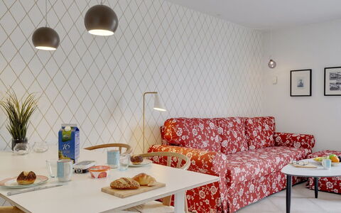 Aamunde - 100M from the Sea: Mueble, Diseño De Interiores, Silla, Piso, Mesa, Recurso, Suelo, Techo, Habitación, Eco Hotel