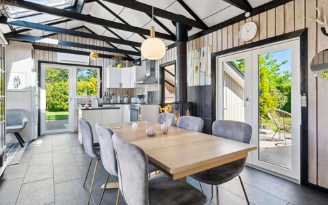 Kolja - 525M from the Sea: Diseño De Interiores, Techo, Silla, Cocina Y Comedor Mesa, Lámpara, Planta De Casa, Aluminio, Sala, Suelos De Madera, Estructura Al Aire Libre