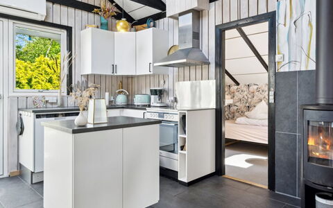 Kolja - 525M from the Sea: Cocina, Aparato De Cocina, Diseño De Interiores, Electrodoméstico, Mostrador, Electrodoméstico, Techo, Gabinetes, Estufa De Cocina, Lámpara