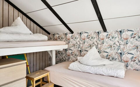 Kolja - 525M from the Sea: Mueble, Suelo, Habitación, Linos, Cama, Lecho, Sábana, Almohada, Diseño, Material Natural