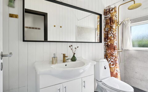Kolja - 525M from the Sea: Arreglo De Tubería, Diseño De Interiores, Lavabo Del Baño, Lavabo, Baño, Grifo, Piso, Plomería, Suelo, Espejo