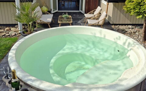 Kolja - 525M from the Sea: Bañera, Material Compuesto, Jacuzzi, Arreglo De Tubería, Patio Interior, Yarda, Mueble Para Exteriores, Piscina, Fuente De Agua