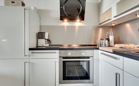 Rieterik - 50M from the Sea: Aparato De Cocina, Cocina, Mostrador, Electrodoméstico, Gabinetes, Electrodoméstico, Estufa De Cocina, Diseño De Interiores, Estufa, Madera