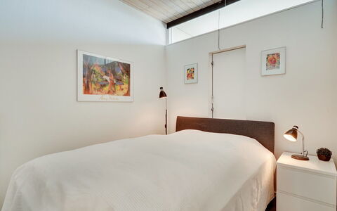 Rieterik - 50M from the Sea: Cama, Mueble, Habitación, Diseño De Interiores, Pared, Piso, Lecho, Sábana, Techo, Suelo
