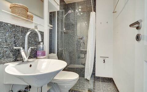 Rieterik - 50M from the Sea: Diseño De Interiores, Arreglo De Tubería, Baño, Piso, Lavabo Del Baño, Suelo, Lavabo, Techo, Plomería, Grifo