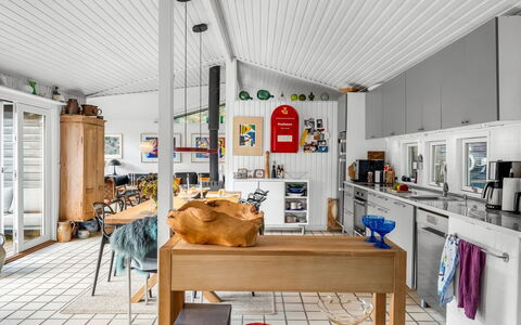 Linnea - 1Km from the Sea: Piso, Cocina, Diseño De Interiores, Suelo, Mueble, Techo, Mostrador, Habitación, Silla, Gabinetes