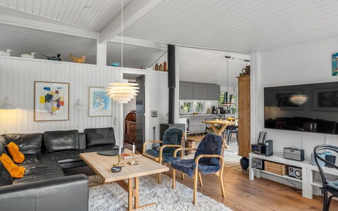 Linnea - 1Km from the Sea: Diseño De Interiores, Mueble, Sofá, Madera, Techo, Piso, Sala, Suelo, Casa, Encendiendo